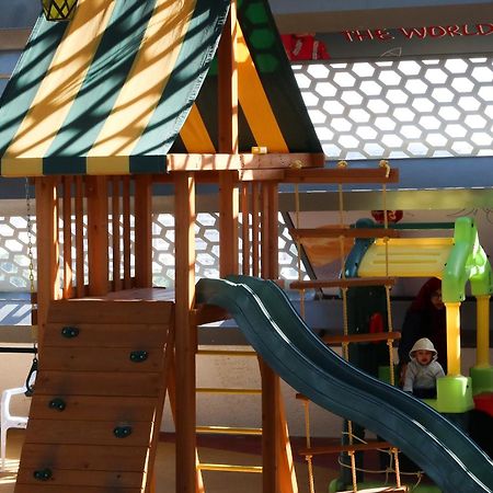 Steigenberger Residence Доха Екстериор снимка A playground in a shopping mall